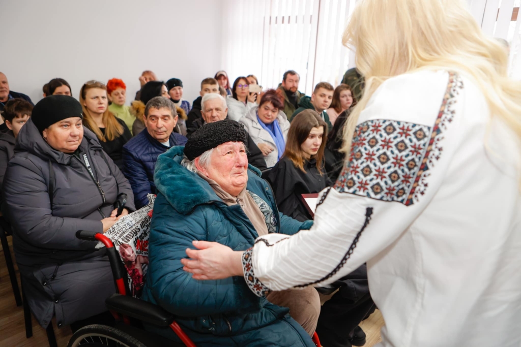 У Франківську родинам загиблих бійців вручили їхні державні нагороди 1