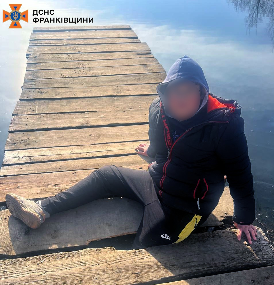 У Вовчинці рятувальники дістали з пірсу хлопця, в якого нога застрягла між балками