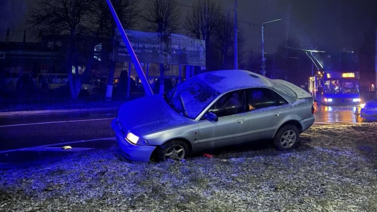 У Франківську п'яний водій на Audі в'їхав в електроопору