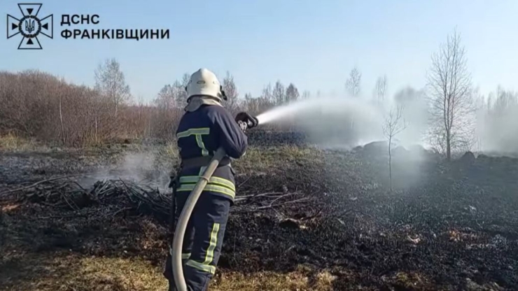 На Прикарпатті чоловік отримав опіки через пожежу сухостою