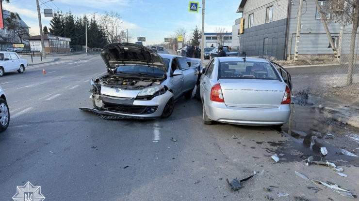 У Франківську зіткнулися чотири автомобілі