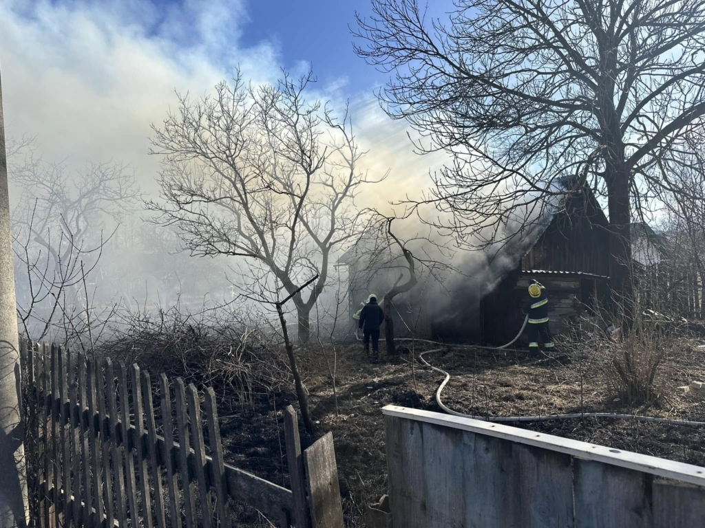 У Надвірній через підпал сухостою зайнялася будівля – палія спіймали 1