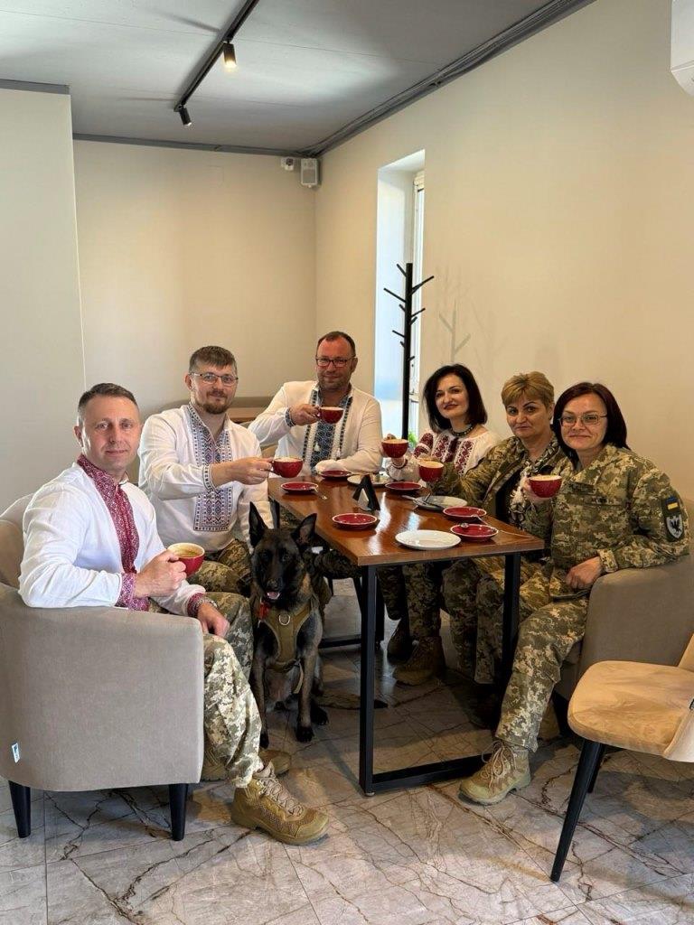 Побратими Ігоря Струтинського в його Noir Coffee Bar на вулиці Крайківського в Івано-Франківську