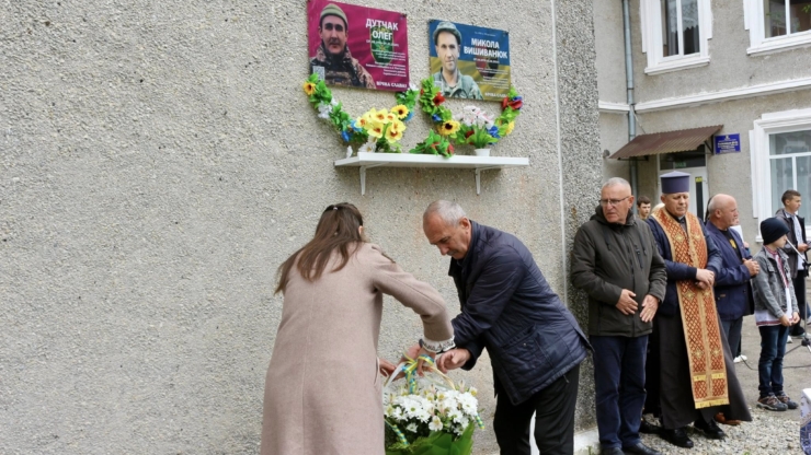 На Коломийщині відкрили меморіальну дошку бійцю Олегу Дутчаку