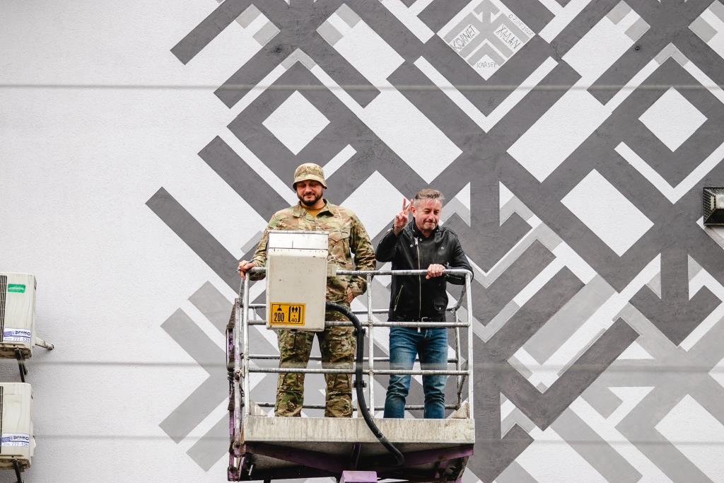 Мурал Хартія у Франківську - підписали Жадан і Оболєнський