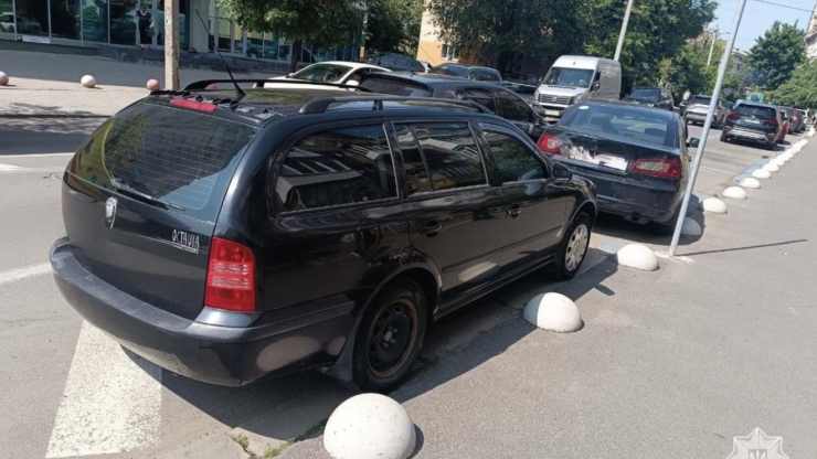 У Франківську п'яний водій врізався у два припарковані авто