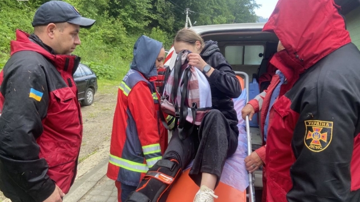 Яремчанські рятувальники допомогли туристці, яка травмувала ногу в горах