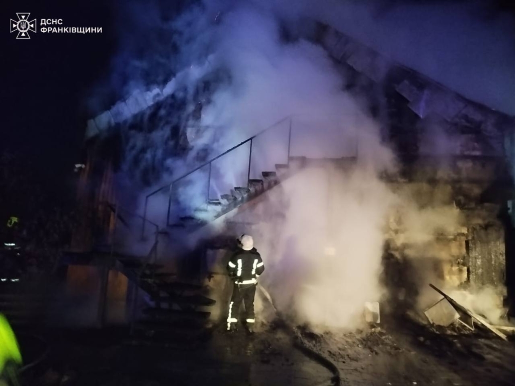 У Яблуниці 20 рятувальників гасили пожежу двоповерхового будинку 1