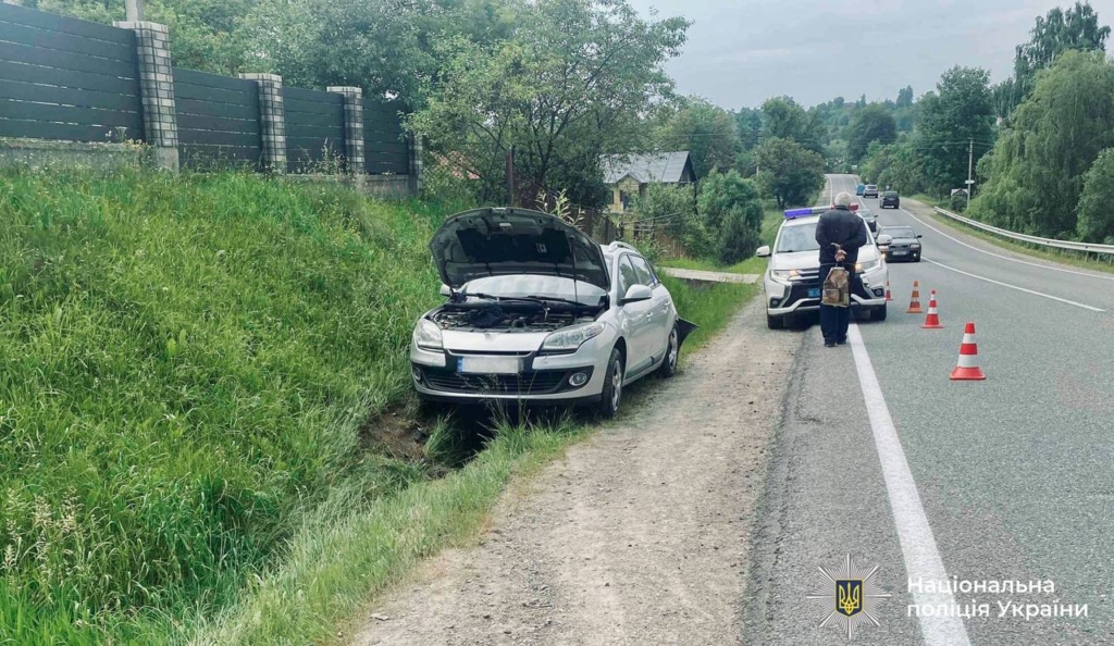 На Надвірнянщині зіткнулися дві автівки – четверо людей в лікарні. ФОТО 2