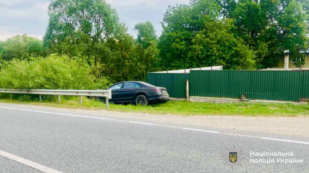 На Надвірнянщині зіткнулися дві автівки – четверо людей в лікарні. ФОТО 1