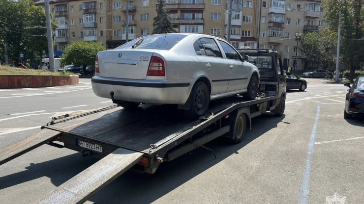 У Франківську евакуювали автомобіль п'яного водія, який скоїв ДТП