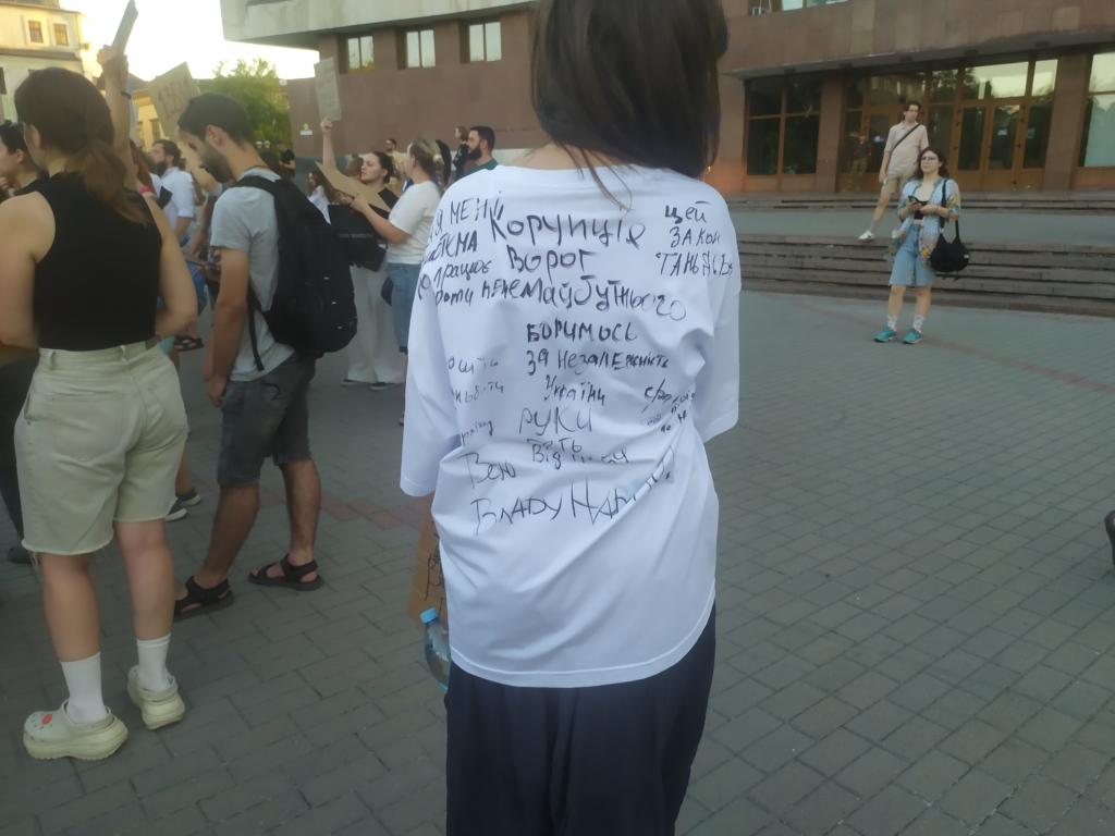 У Франківську на акції проти закону №12414 дівчина хбирає підписи на своїй футболці