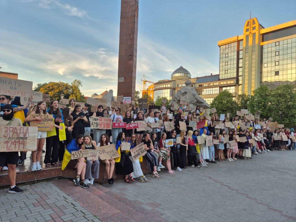 Сотні франківців третій день протестують проти закону №12414