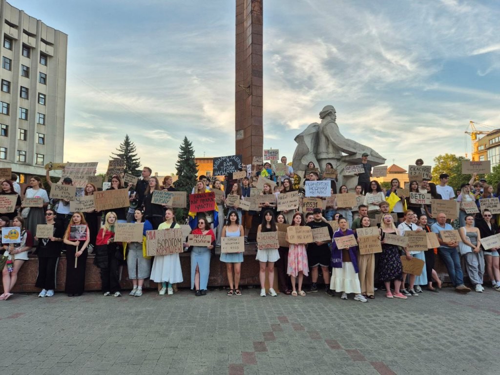 Кілька сотень франківців вийшли втретє на акцію щодо закону НАБУ і САП
