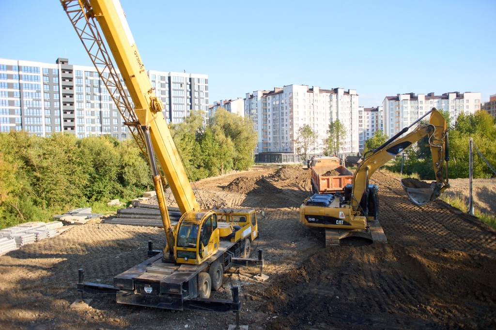 Марцінківа покатали на мотоциклі мостом-довгобудом на Пасічній 1