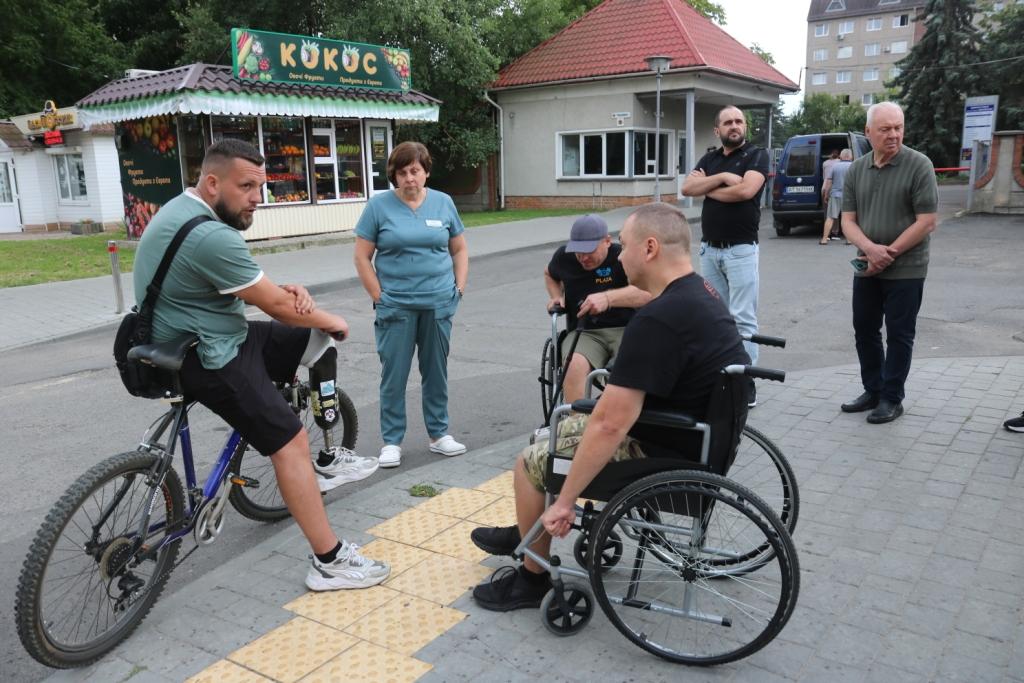 ветерани біля КНП ОКЛ