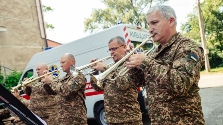 Оркестр 50 полку НГУ подарував концерт пацієнтам лікарні на Франківщині
