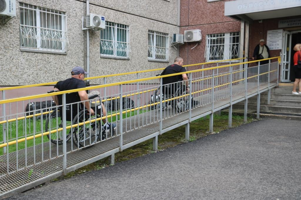 пандус при вході в КНП ОКЛ