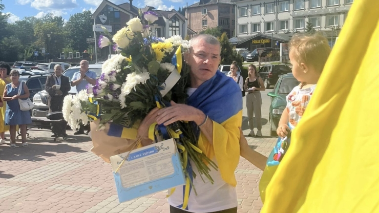 Верховинщина зустріла звільненого з полону воїна Петра Недоходюка