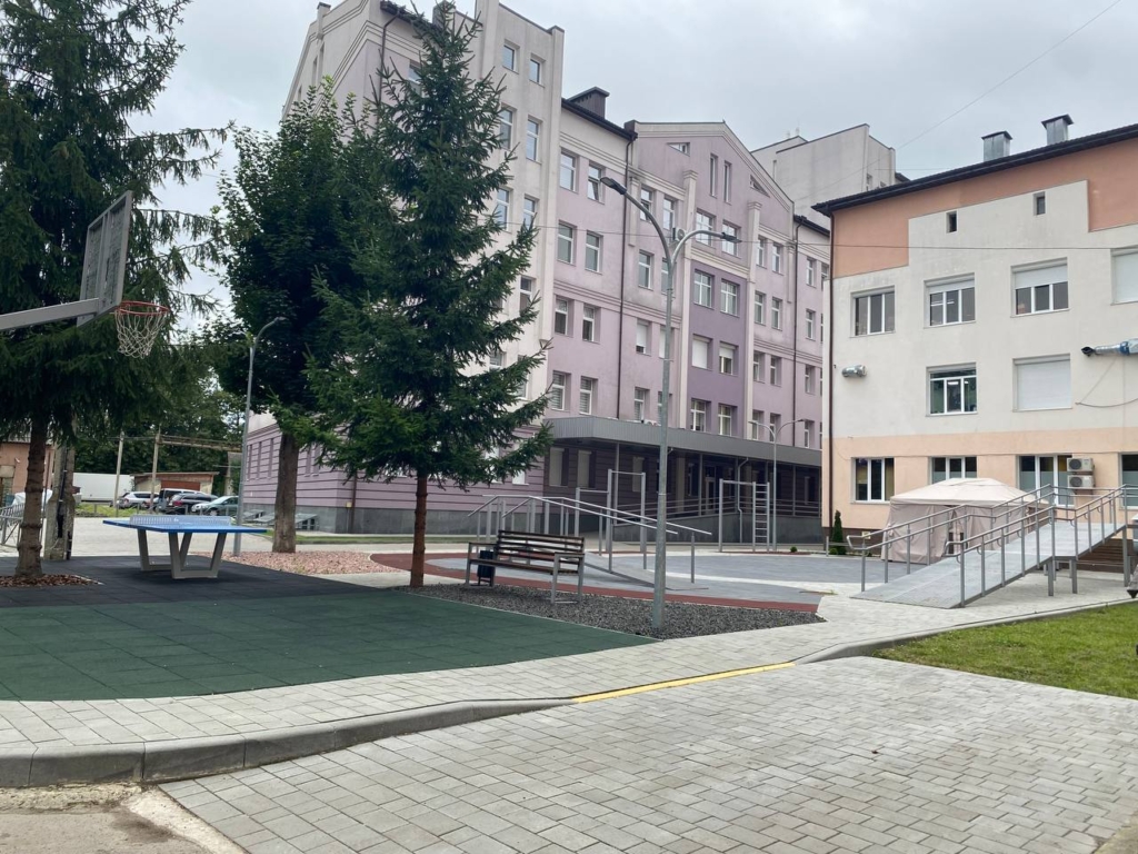 Майданчик для відновлення біля ЦМКЛ