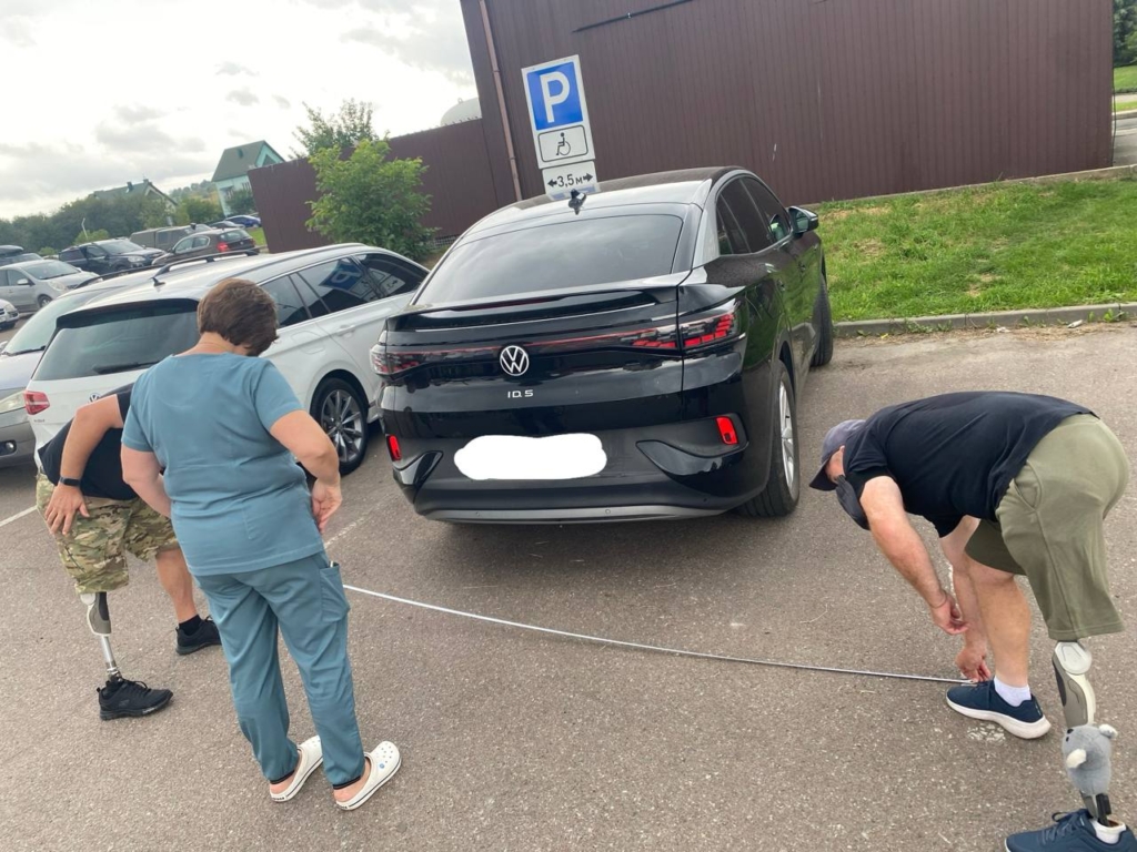 заміри місць паркування для людей з інвалідністю