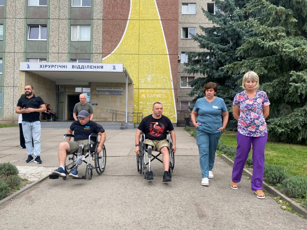 Дошка біля КНП ОКЛ