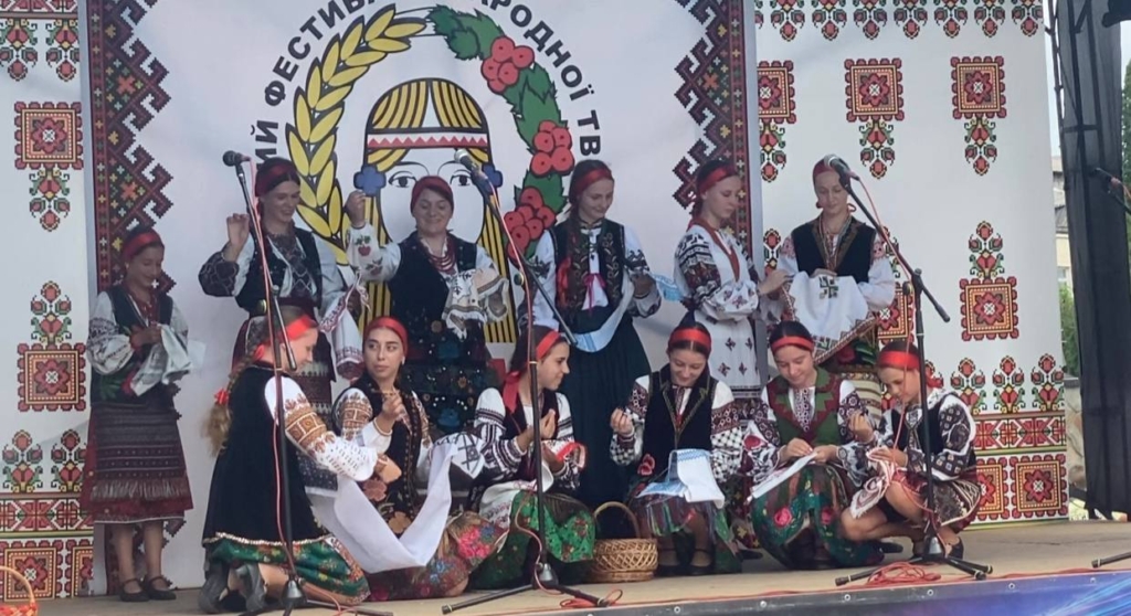 Дівчата вишивають рушник