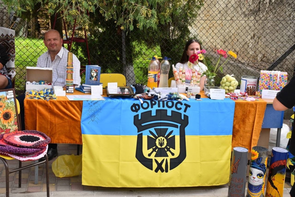 Стіл "Волонтерського крила"
