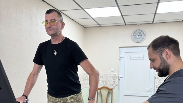 У Франківській ЦМКЛ після ампутації ноги і поранення руки відновлюється 51-річний захисник