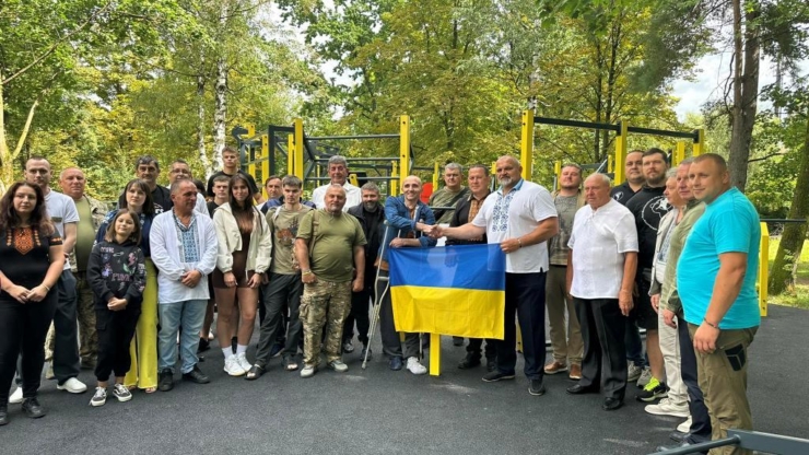 У Надвірній відкрили інклюзивний спортмайданчик "СтронгВоркаут"