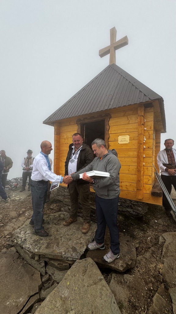 Любомир Ілин вручає нагороди