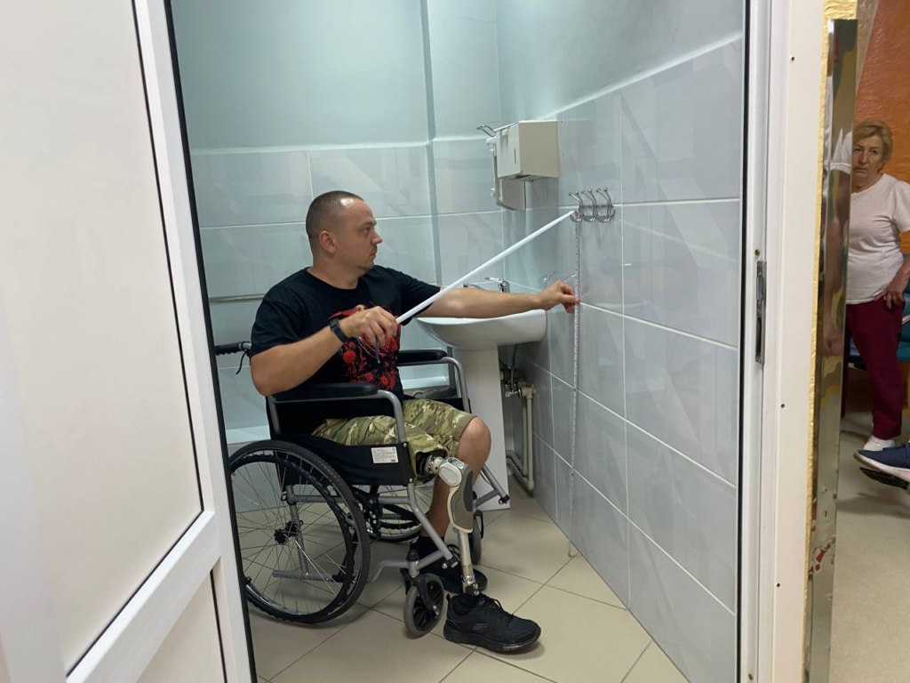 Євген замірює стіни ЦКЛМ