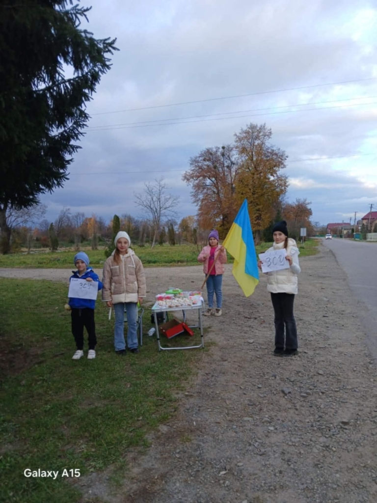 9-літня львів'янка з бабусею приїхали на Франківщину, щоб передати гроші на ЗСУ 1