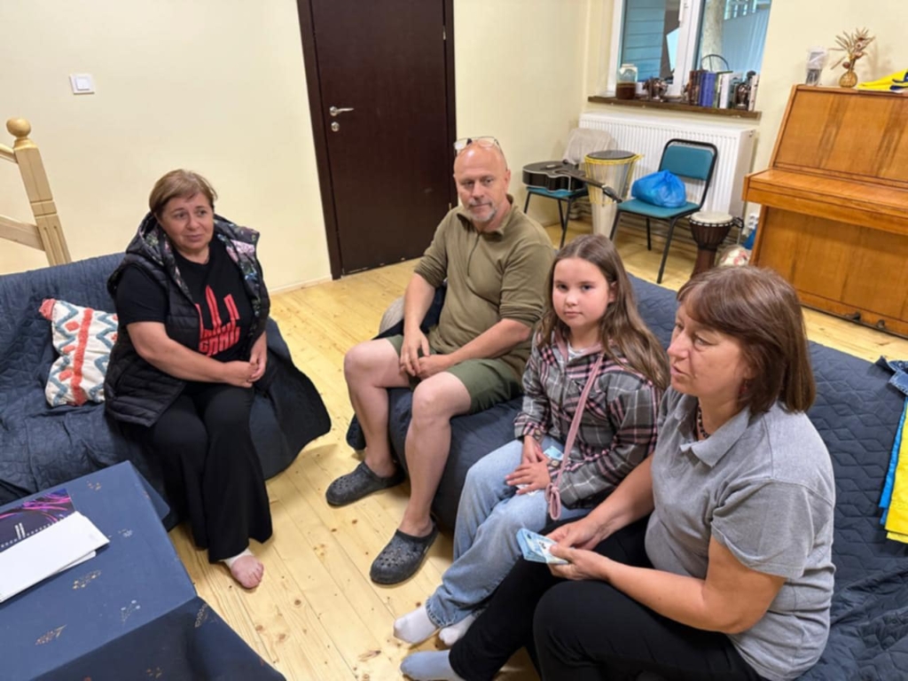 9-літня львів'янка з бабусею приїхали на Франківщину, щоб передати гроші на ЗСУ 2