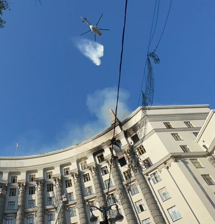 Пожежа в Кабміні, пошкоджений міст: рф уночі випустила по Україні 805 дронів та 13 ракет 2
