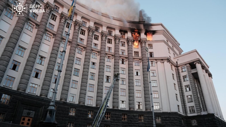 Пожежа в Кабміні, пошкоджений міст: рф уночі випустила по Україні 805 дронів та 13 ракет