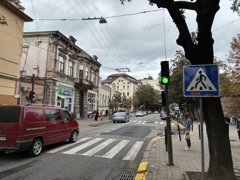 У Франківську демонтують світлофор з вулиці Вітовського