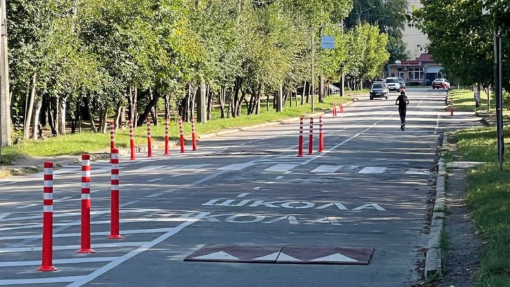 У Франківську на Дорошенка встановлюють "берлінські подушки" та делініатори зі світловідбивачами