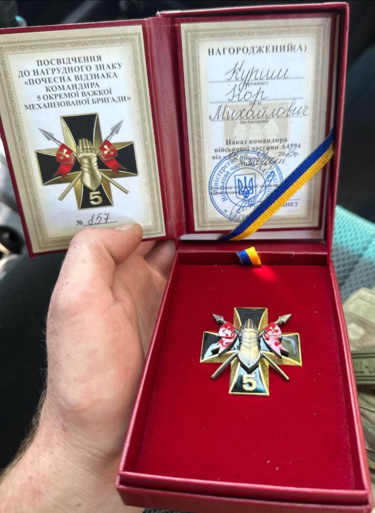 Захисник з Прикарпаття отримав почесну відзнаку командира 5 ОМБр 3