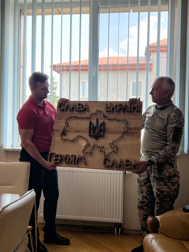 Військовий медик подарував прикарпатським енергетикам картину з бойових гільз 1