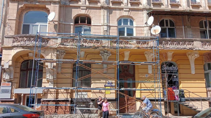 У Франківську ремонтують балкон на пам'ятці архітектури