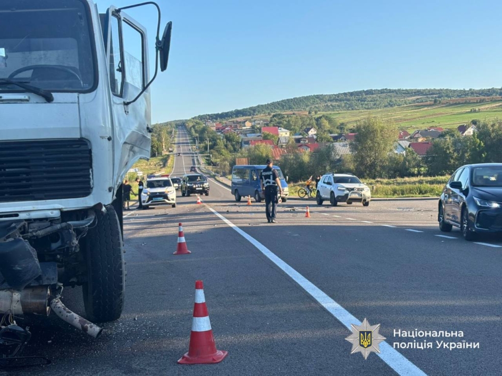 На Надвірнянщині легковик зіткнувся з вантажівкою і влетів у магазин 1