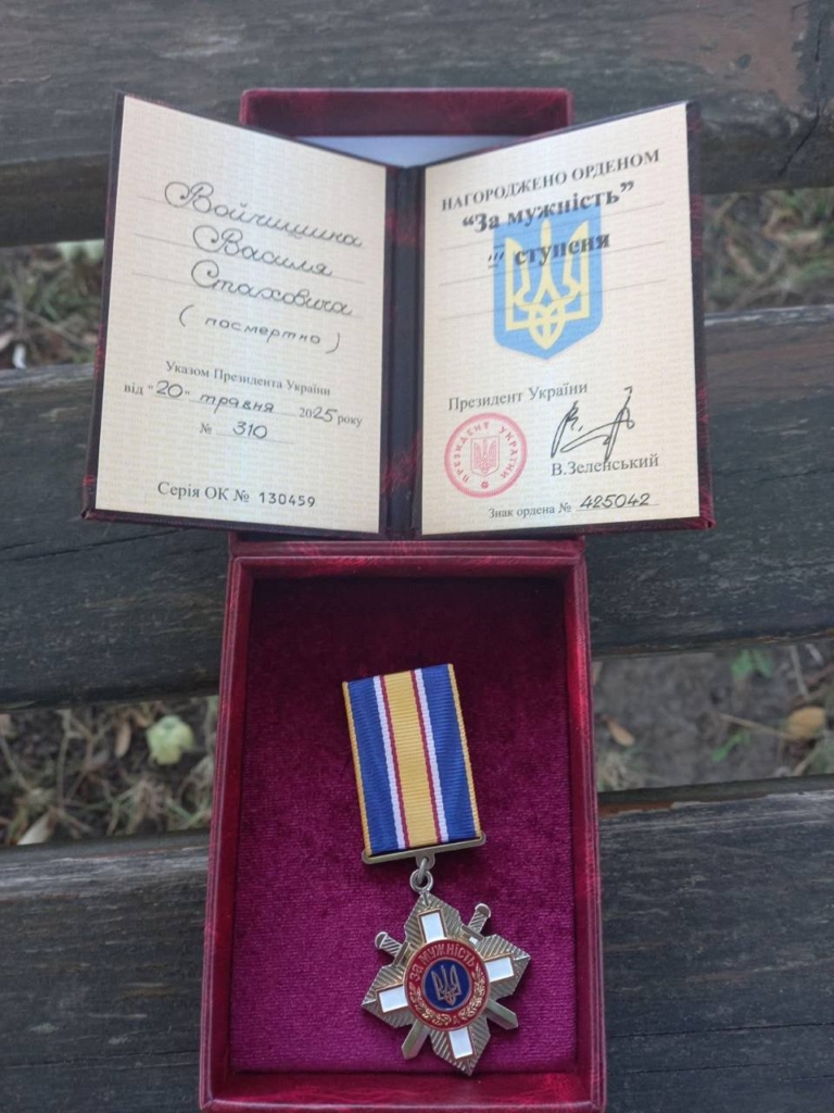 Рідним двох захисників з Рогатинської громади вручили їхні ордени «За мужність» 2