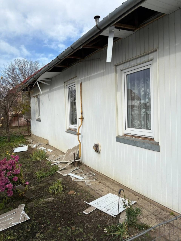 У Єзупільській громаді через обстріли пошкоджені фасади та вибиті вікна в будинках 1