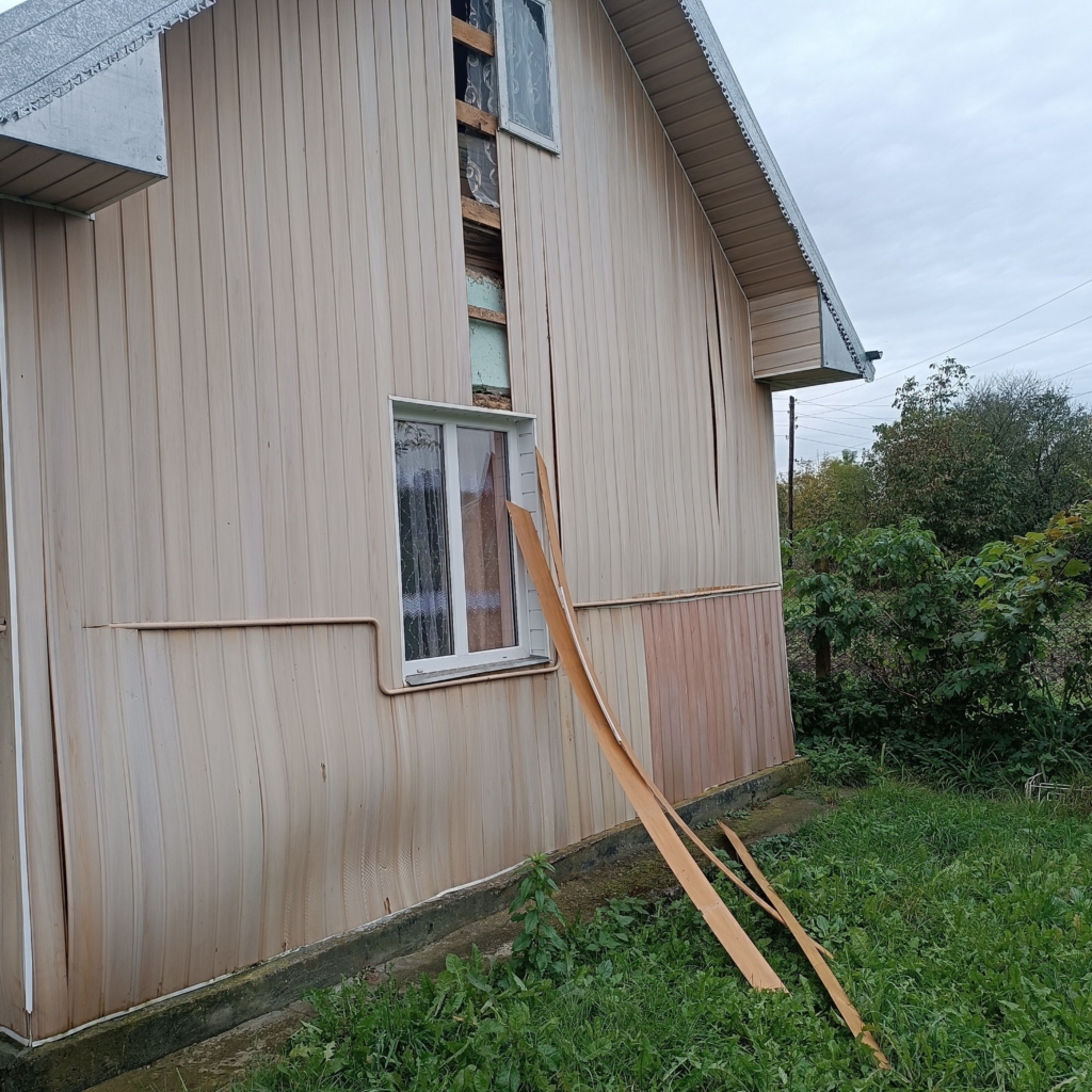 У Тисменицькій громаді внаслідок ворожої атаки пошкоджені житлові будинки. ФОТО 4