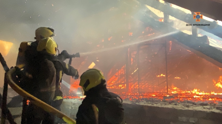 Рятувальники загасили масштабну пожежу в Івано-Франківську