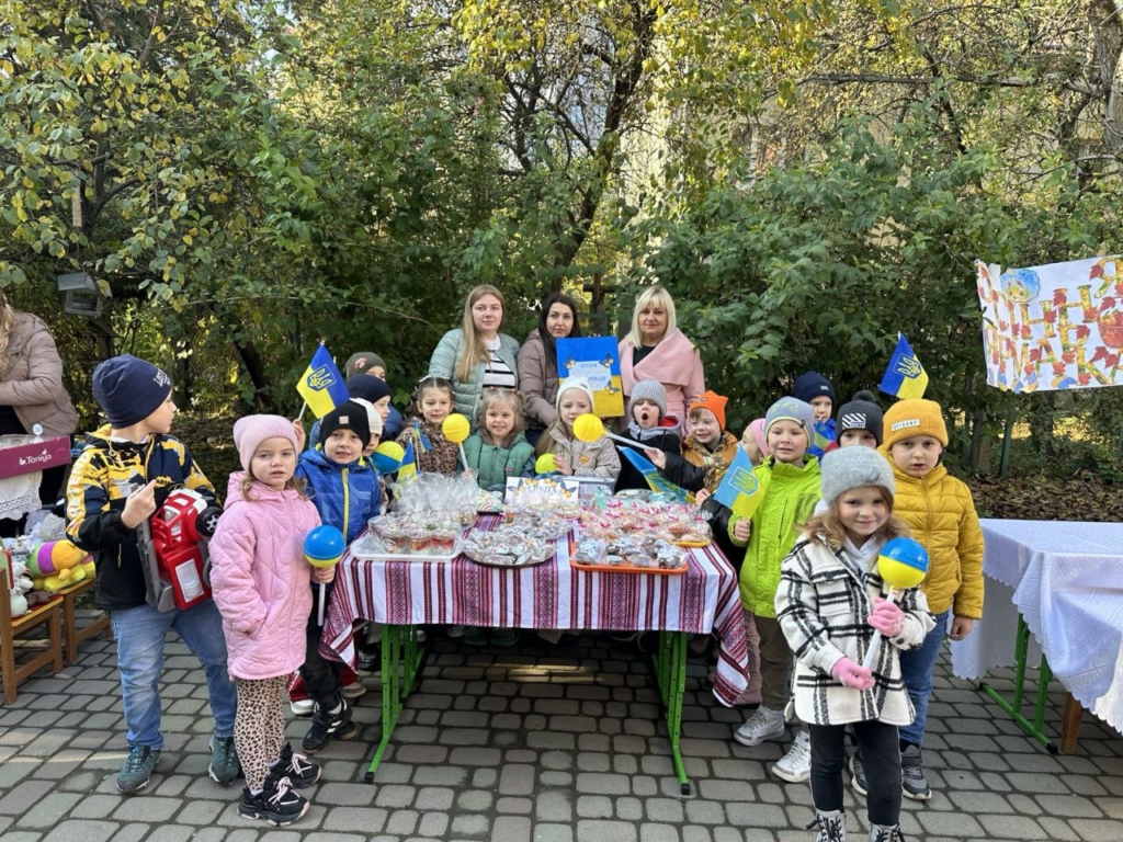 У Франківську в школі Софії Русової наярмаркували 102 тисячі гривень для ЗСУ 1