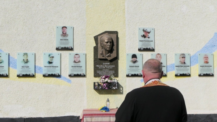 У Калуші відкрили інтерактивні меморіальні дошки полеглим захисникам Андрію Росоловському та Олегу Байкову