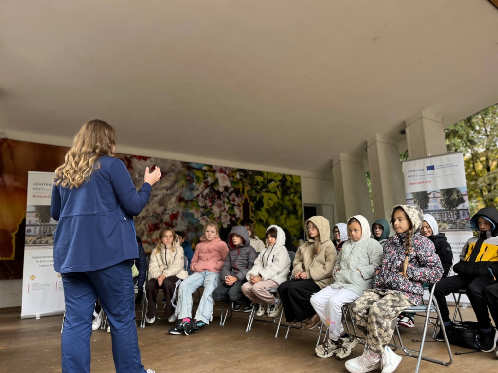 Франківські ліцеїсти відвідали освітній пікнік — побували у кареті швидкої та дізналися все про виклик 103. ФОТО 1