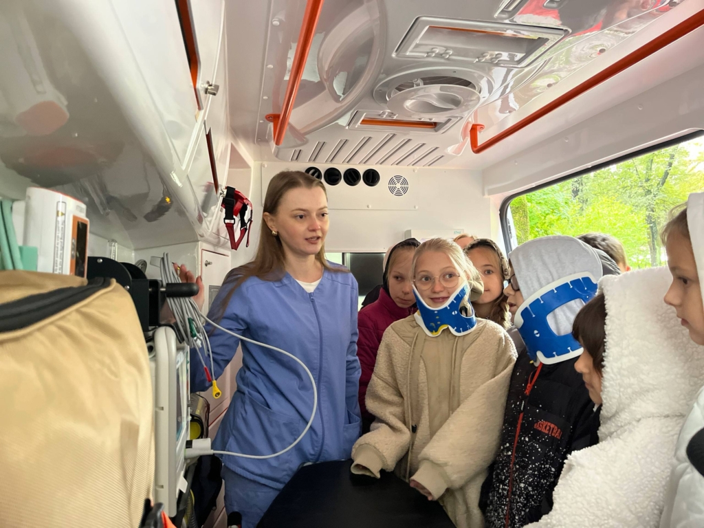 Франківські ліцеїсти відвідали освітній пікнік — побували у кареті швидкої та дізналися все про виклик 103. ФОТО 5